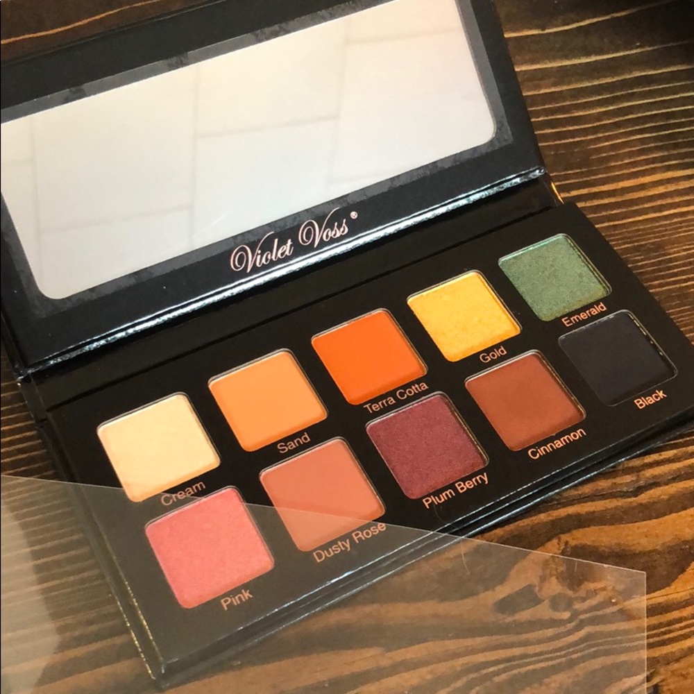 Violet Voss Essentials Pallete